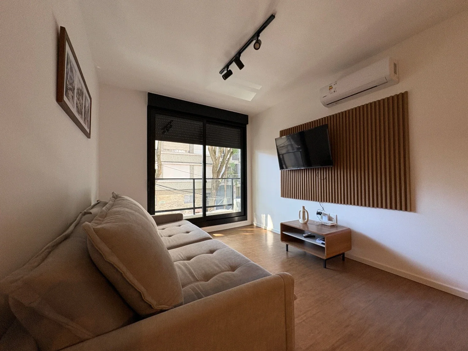 Apartamento Amueblado en Cordon con Cochera Doble - Imagen 3