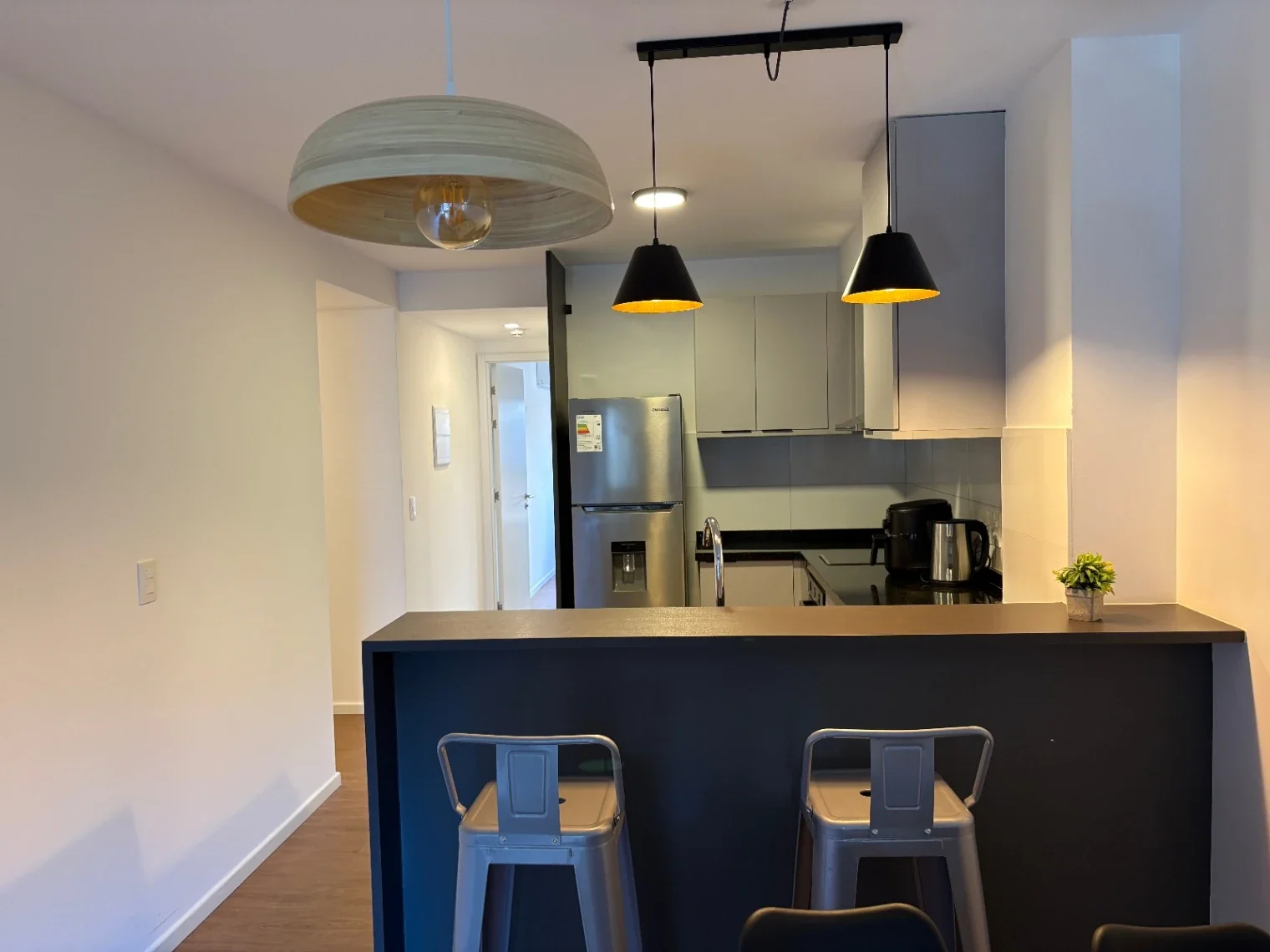 Apartamento Amueblado en Cordon con Cochera Doble - Imagen 1