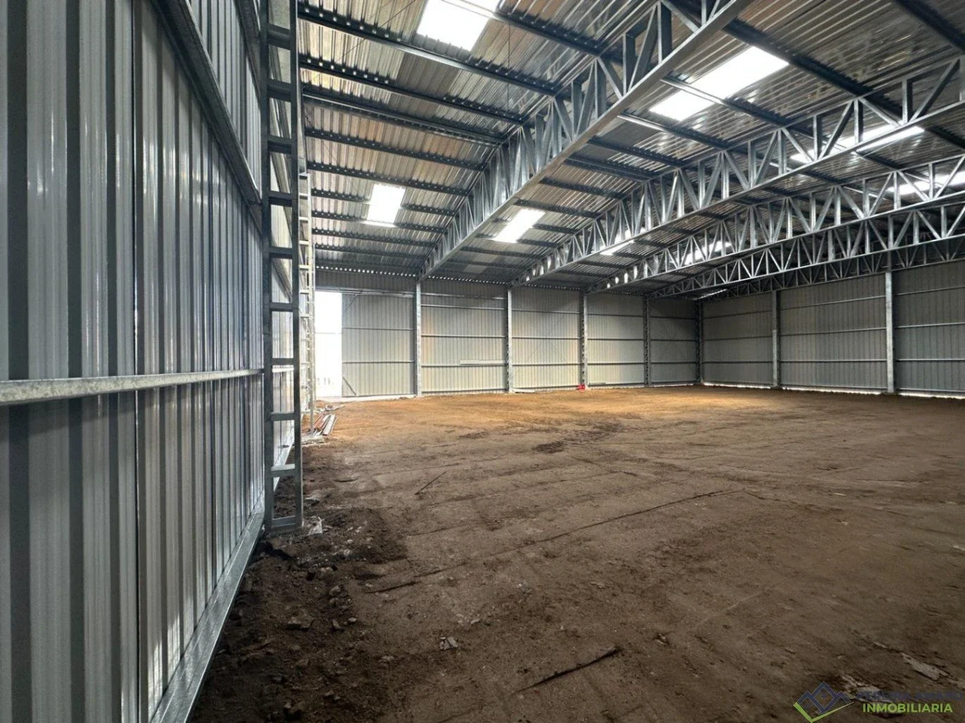 Galpón en venta de 400m² cubiertos con oficina,cocina y baño Excelente espacio para logística,depósito o actividad comercial - Imagen 2