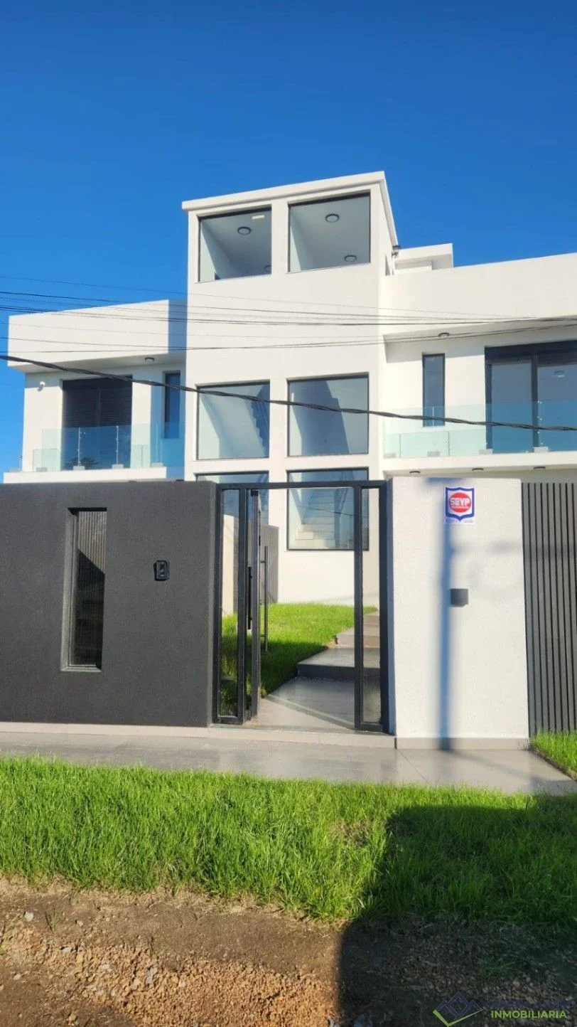 Exclusiva Casa a Estrenar de 3 Plantas,3 Dormitorios,2 Suites,4 Baños Parrillero - Imagen 3