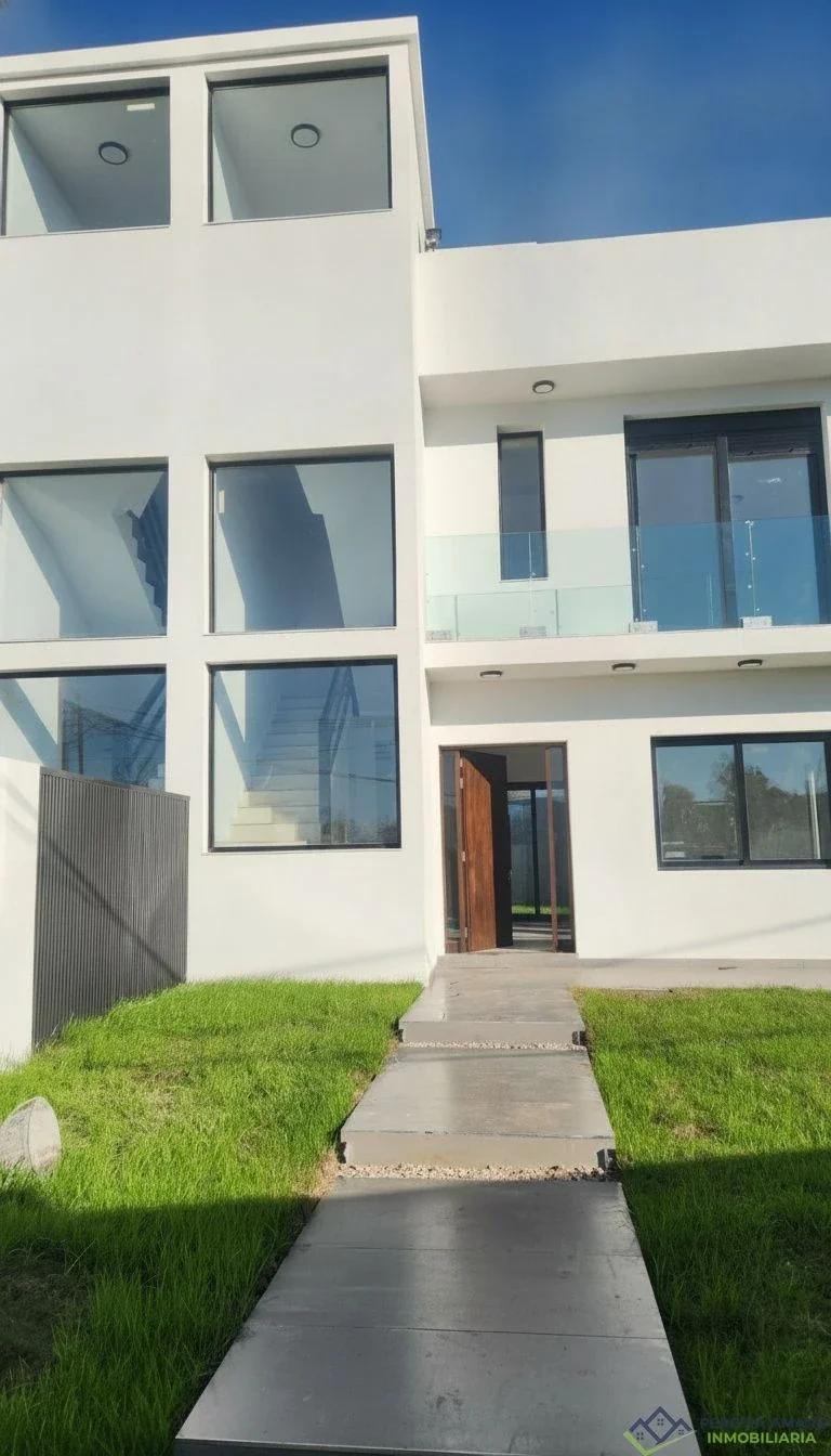 Exclusiva Casa a Estrenar de 3 Plantas,3 Dormitorios,2 Suites,4 Baños Parrillero - Imagen 2