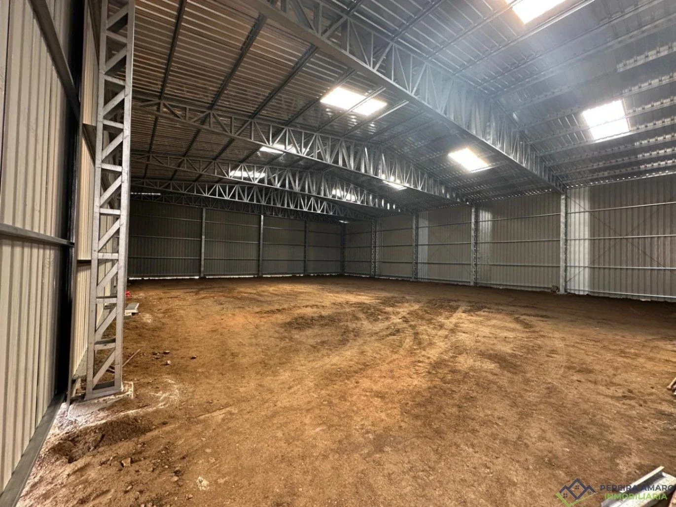 Galpón en venta de 400m² cubiertos con oficina,cocina y baño Excelente espacio para logística,depósito o actividad comercial - Imagen 1