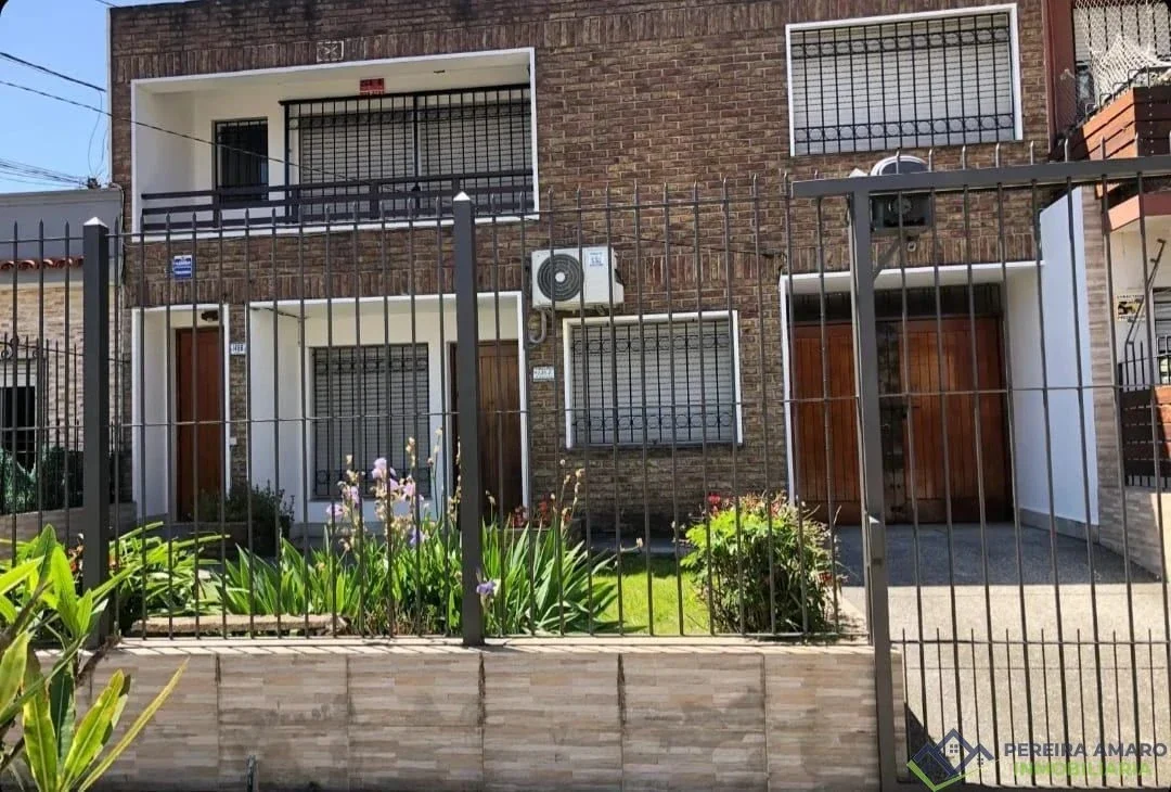 Impecable Casa de 4 Dormitorios en Malvín Nuevo Amplios Espacios, Fondo y Excelente Ubicación - Imagen 1