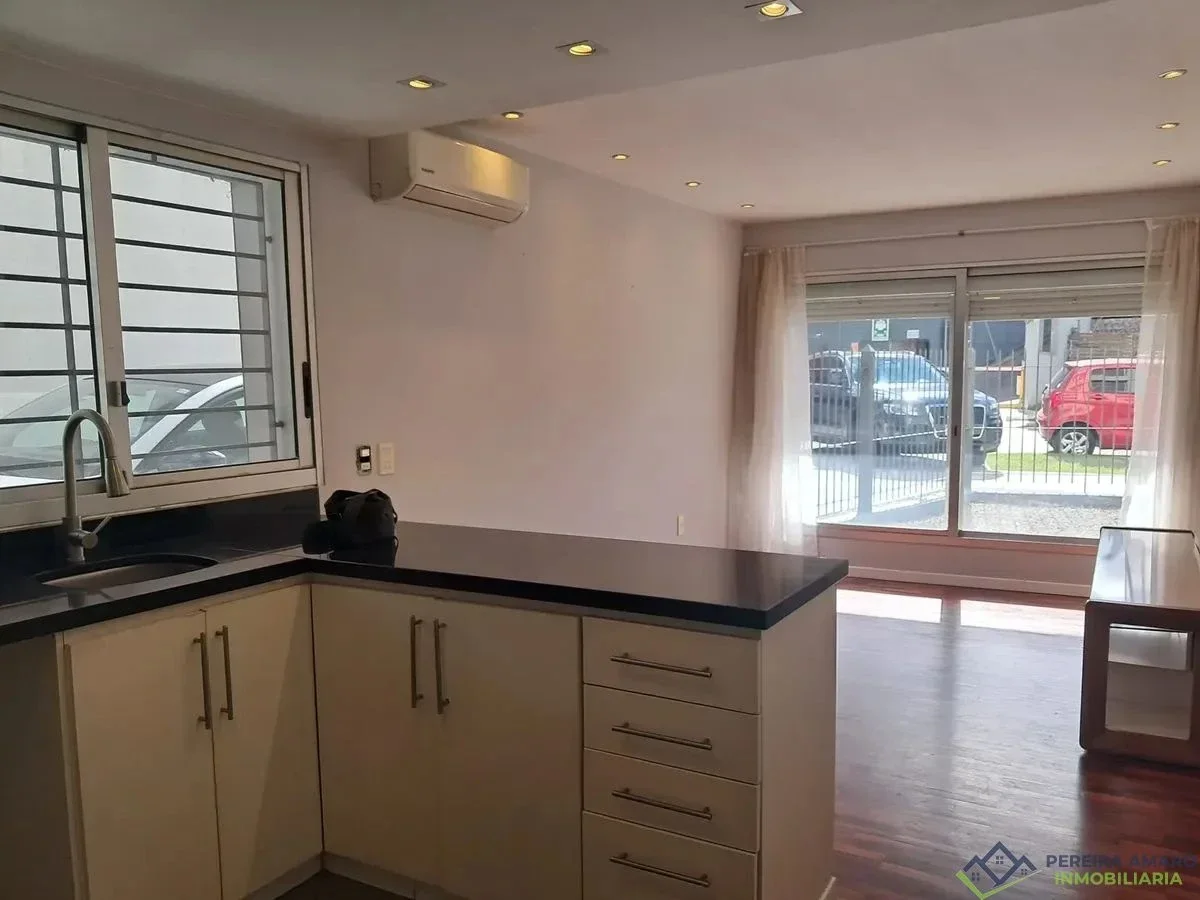 Apartamento en Alquiler en Malvín 1 Dormitorio 2 Cocheras Excelente Ubicación - Imagen 4