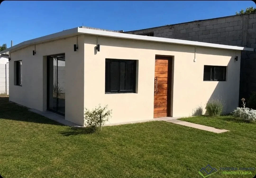 Alquiler Excelente Casa Familiar en Parque Carrasco con Amplio Jardín y Gran Potencial de Disfrute - Imagen 1