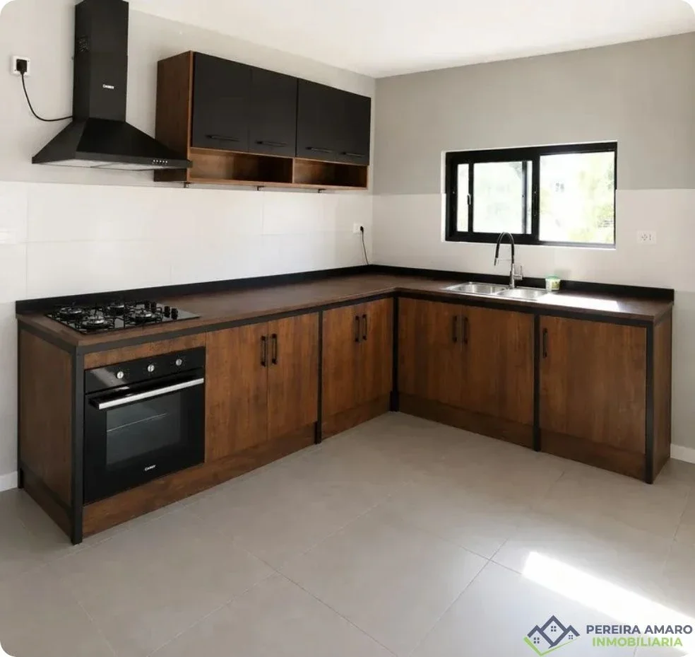 Alquiler Excelente Casa Familiar en Parque Carrasco con Amplio Jardín y Gran Potencial de Disfrute - Imagen 3