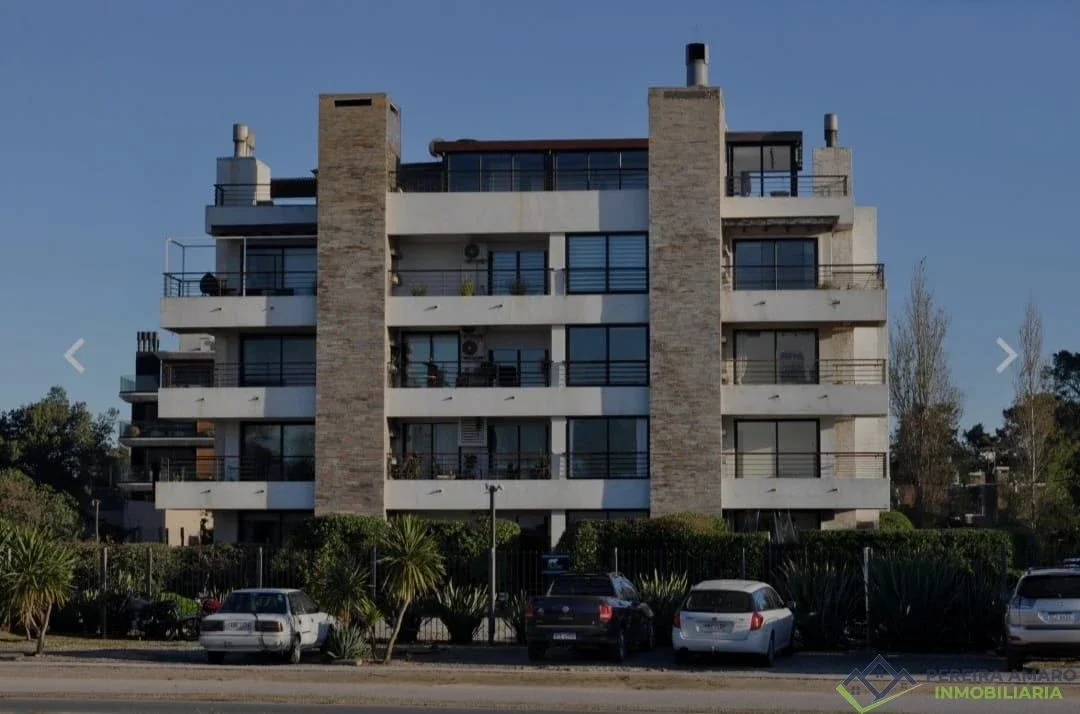 Apartamento Frente a la Playa en Barra de Carrasco Jardín Exclusivo, Parrillero y Piscina - Imagen 2