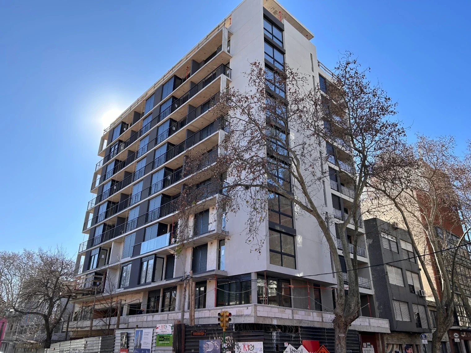 VENTA MONOAMBIENTE AL FRENTE PISO ALTO CON BALCON EN TORRE MUNICH CORDÓN - Imagen 2