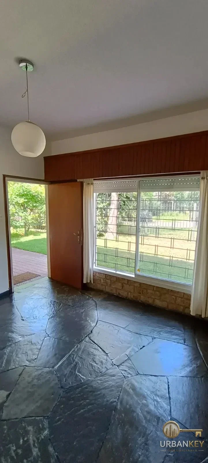 ALQUILER CASA DE 2 DORMITORIOS CON GRAN PATIO Y LUGAR PARA AUTOS CARRASCO NORTE - Imagen 2
