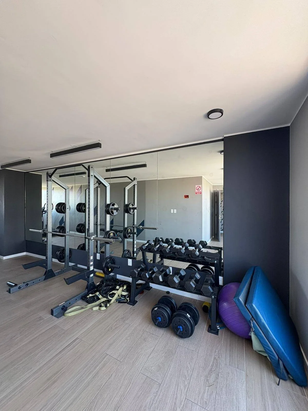 VENTA CON RENTA APARTAMENTO 1 DORMITORIO AL FRENTE PISO ALTO CON BALCON Y GARAGE INCLUIDO  EN TORRE MUNICH CORDÓN - Imagen 4