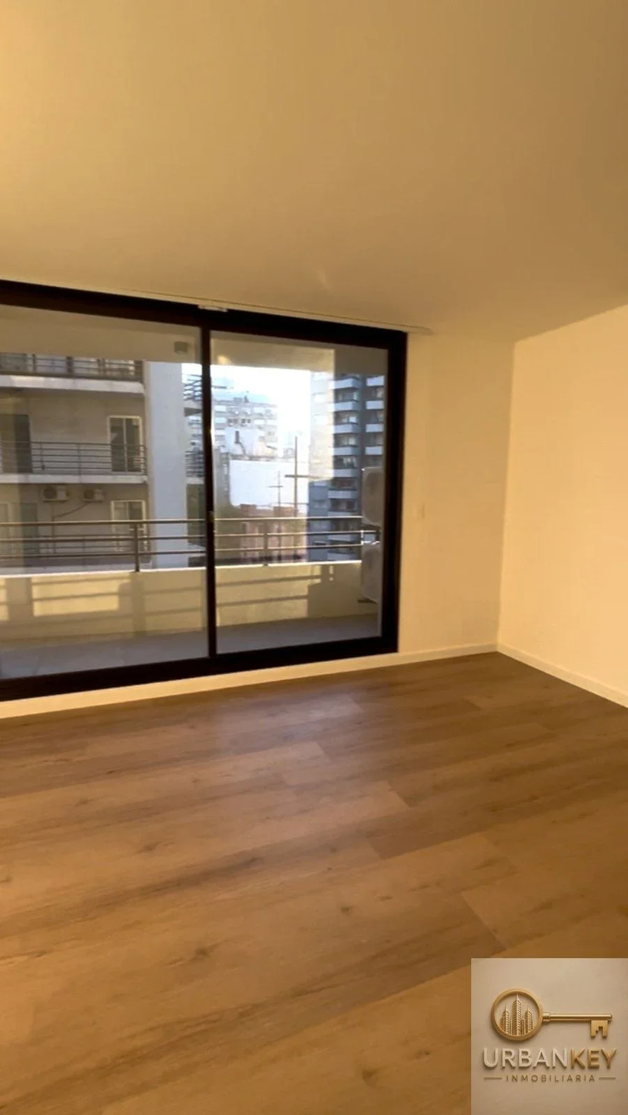SE ALQUILA APARTAMENTO ESTRENAR 1 DORMITORIO 1 BAÑO EN TRES CRUCES - Imagen 2