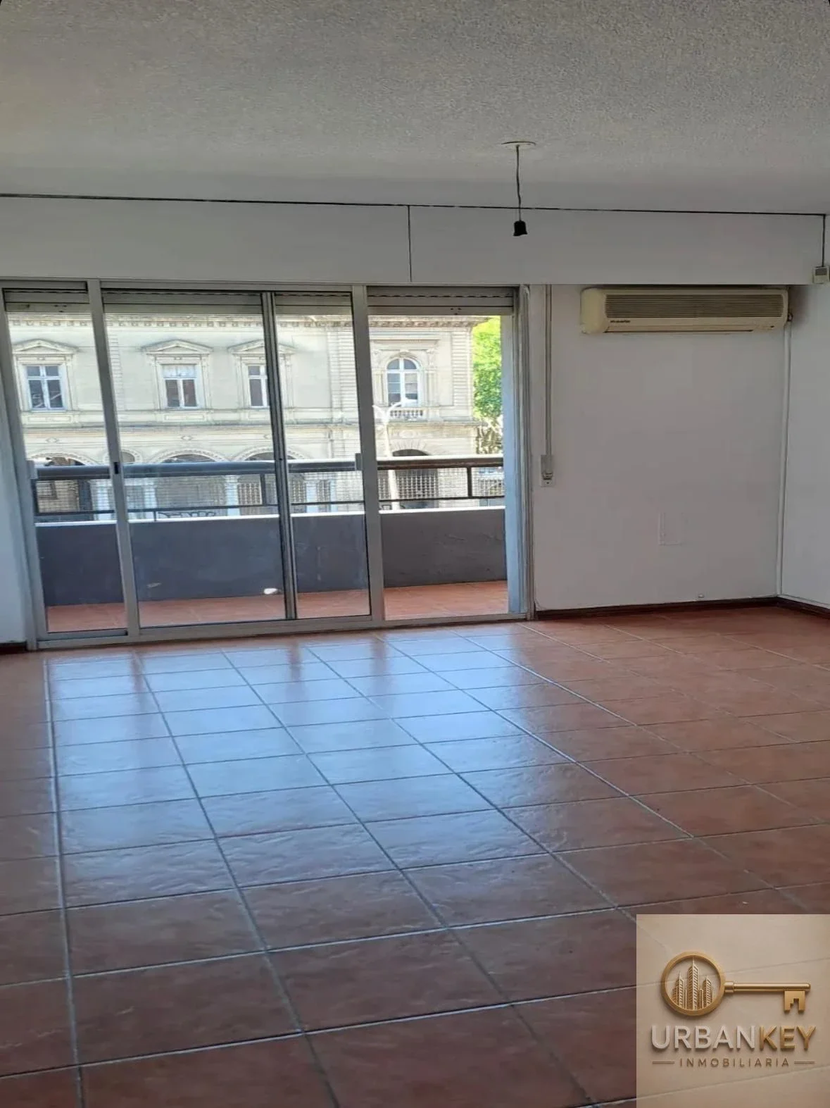 Apartamento en alquiler de 2 dormitorios en Centro - Imagen 1