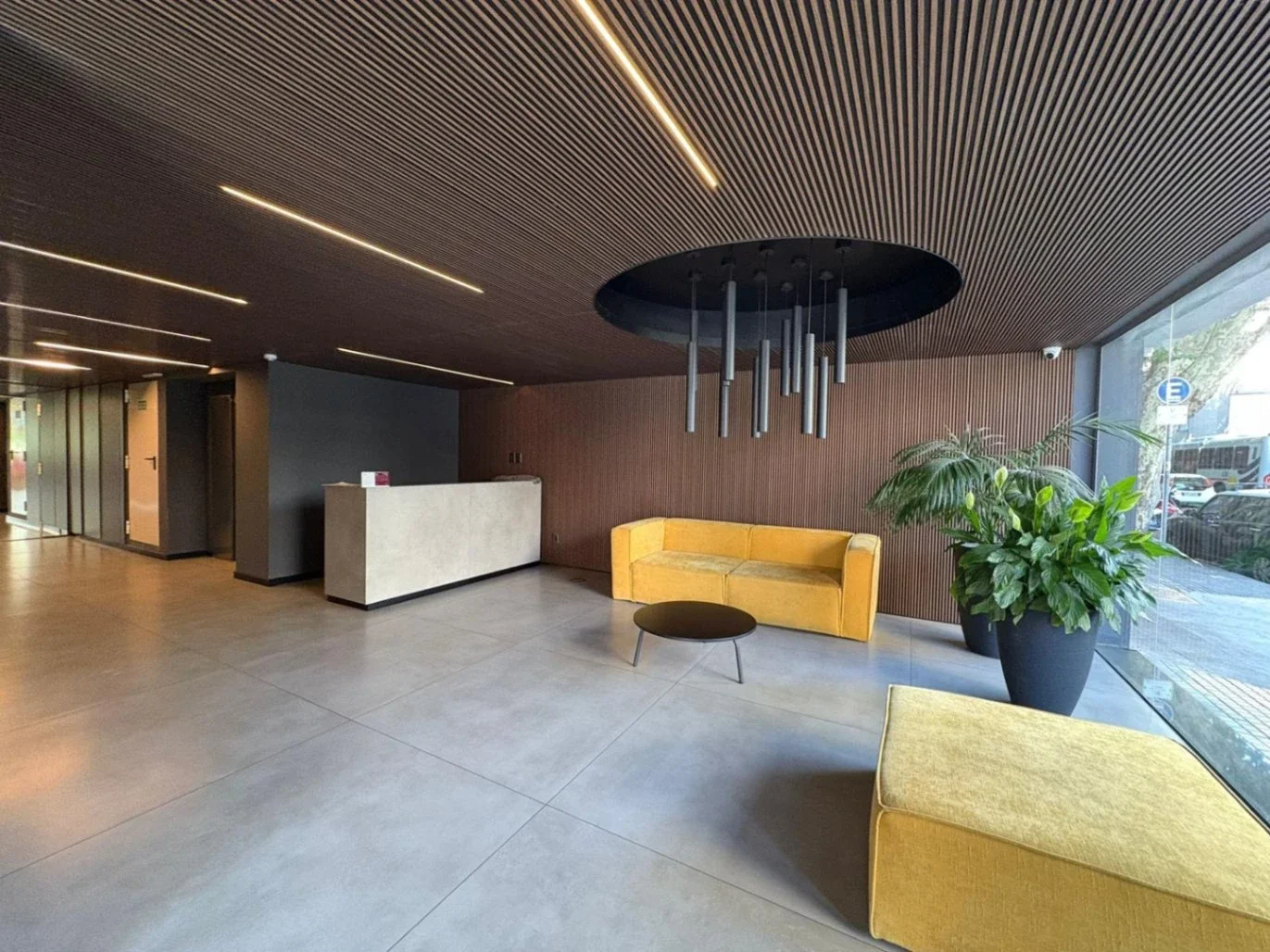 VENTA MONOAMBIENTE AL FRENTE PISO ALTO CON BALCON EN TORRE MUNICH CORDÓN - Imagen 1