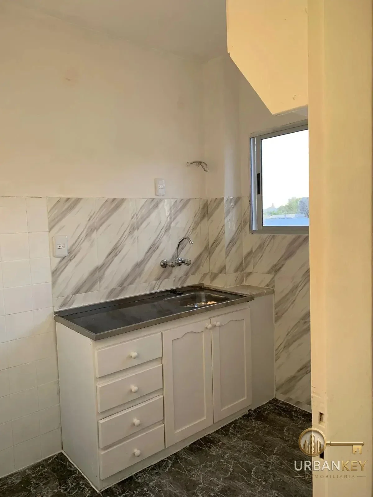 Alquiler apartamento 1 dormitorio y patio con bajos gastos comunes La Comercial - Imagen 4