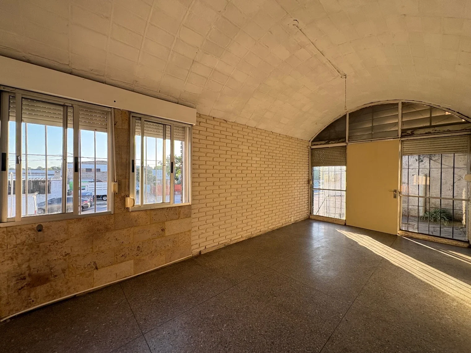 VENTA APARTAMENTO 1 DORMITORIO Y GRAN PATIO DE 200M2 APROX EN SAYAGO - Imagen 1