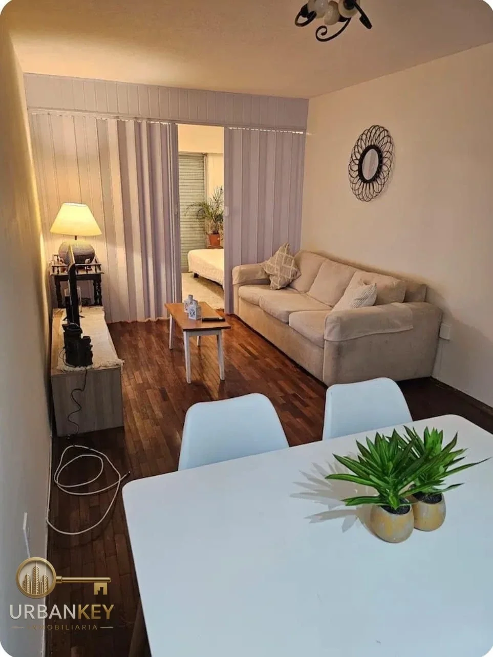 ALQUILER APARTAMENTO AMOBLADO 1 DORMITORIO VESTIDOR, BALCON  Y PATIO EXCLUSIVO CON PARRILLERO EN POCITOS - Imagen 2