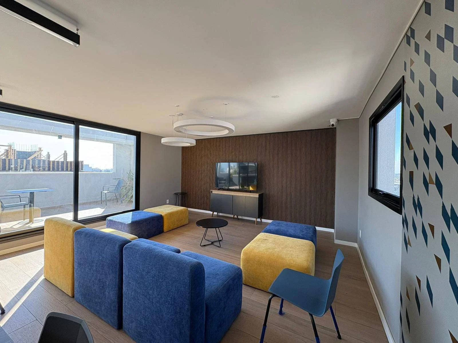 VENTA CON RENTA APARTAMENTO 1 DORMITORIO AL FRENTE PISO ALTO CON BALCON Y GARAGE INCLUIDO EN TORRE MUNICH CORDÓN - Imagen 1