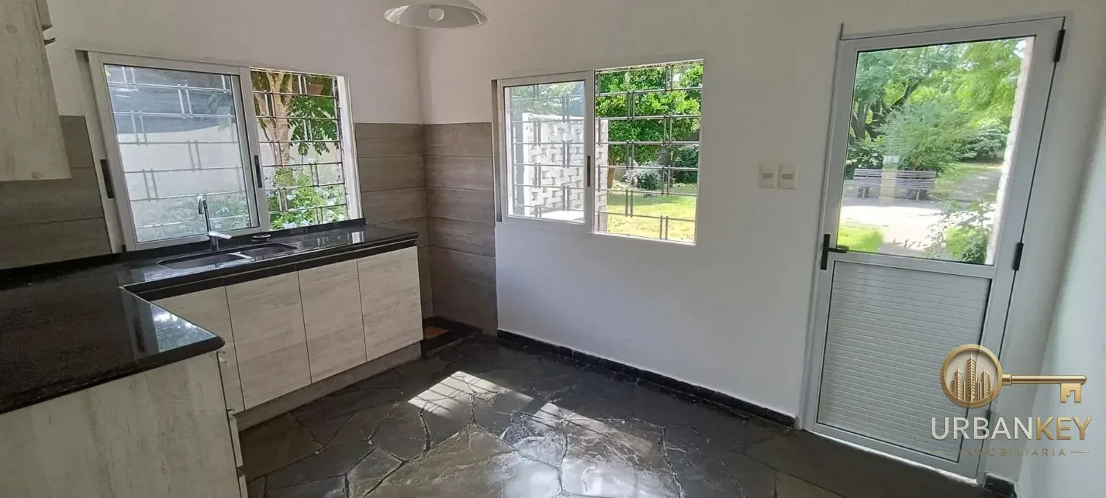 ALQUILER CASA DE 2 DORMITORIOS CON GRAN PATIO Y LUGAR PARA AUTOS CARRASCO NORTE - Imagen 5
