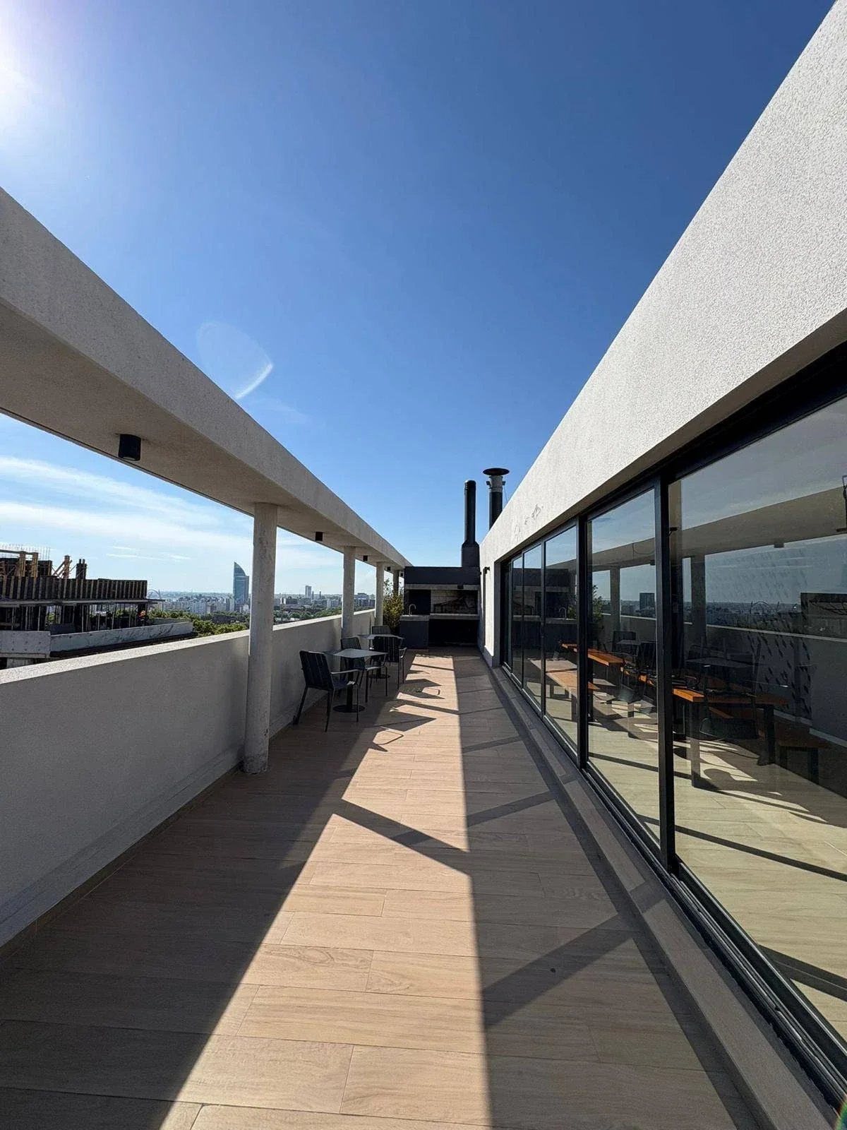 VENTA CON RENTA APARTAMENTO 1 DORMITORIO AL FRENTE PISO ALTO CON BALCON Y GARAGE INCLUIDO  EN TORRE MUNICH CORDÓN - Imagen 5
