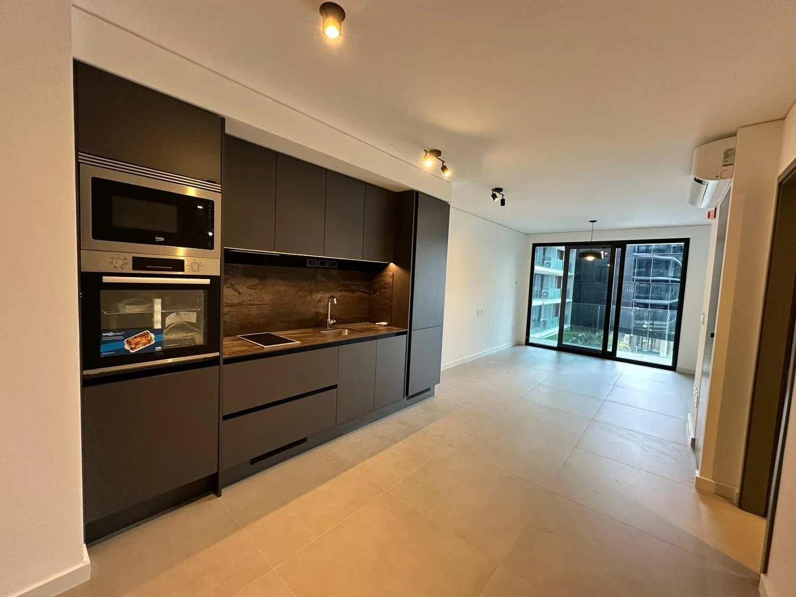 ALQUILER MONOAMBIENTE A ESTRENAR CON GARAGE AMENITIES Y MAXIMA SEGURIDAD EN COSMOS POCITOS - Imagen 3