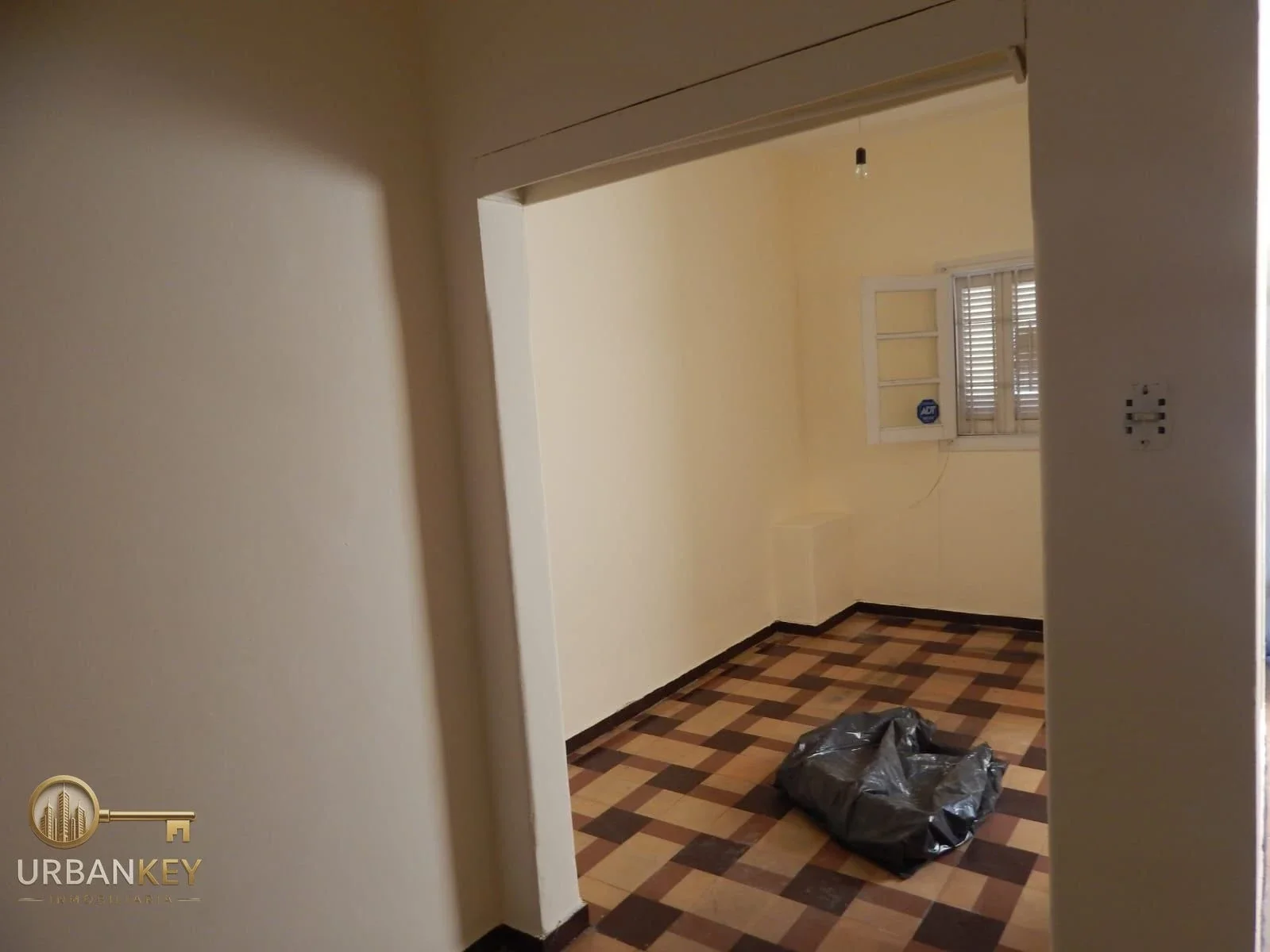 CASA EN ALQUILER DE 3 DORMITORIOS SOBRE AV URUGUAY EN CORDÓN - Imagen 2