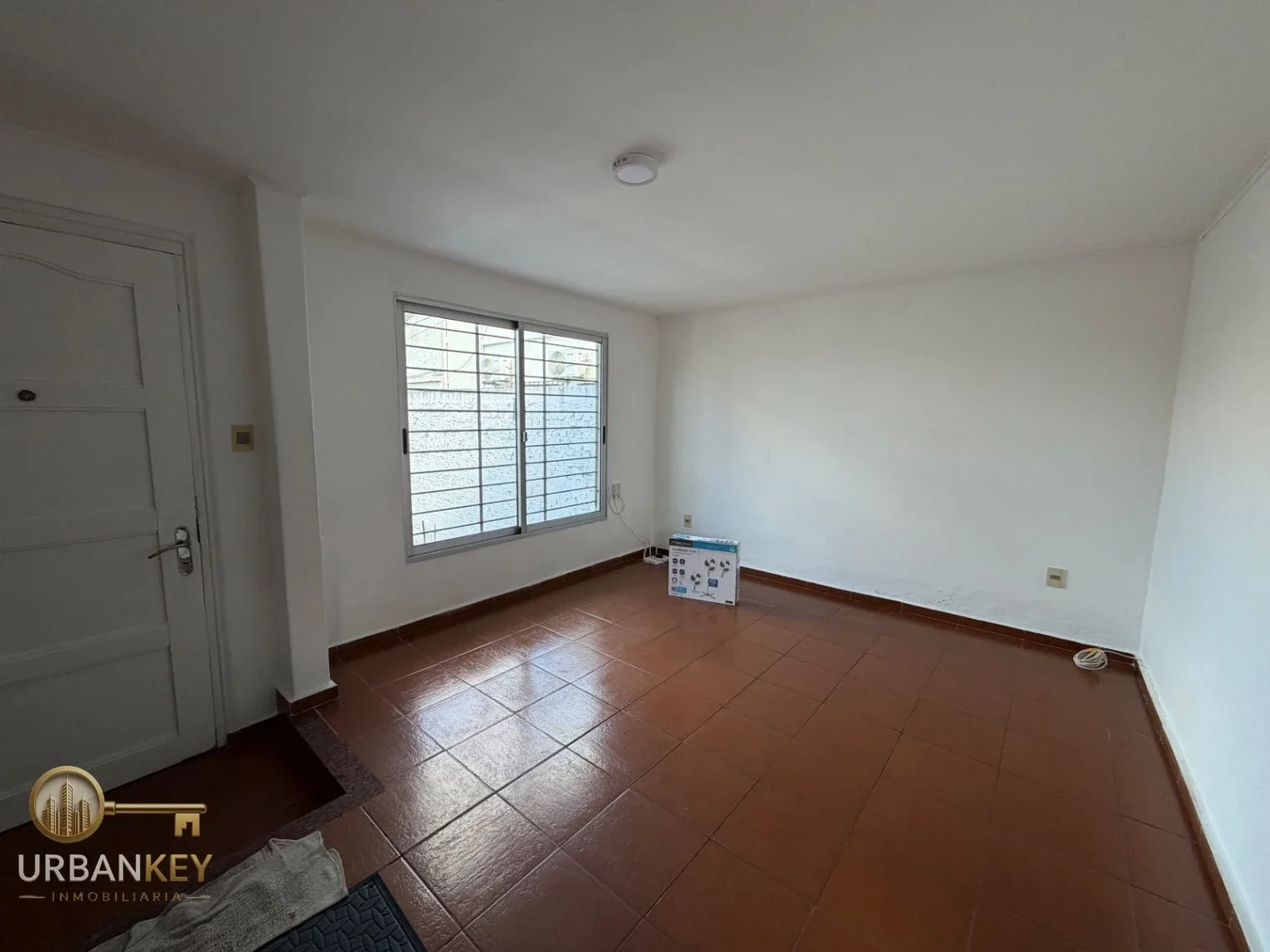 Alquiler apartamento tipo casa 1 dormitorio con patio sin gastos comunes Buceo - Imagen 1