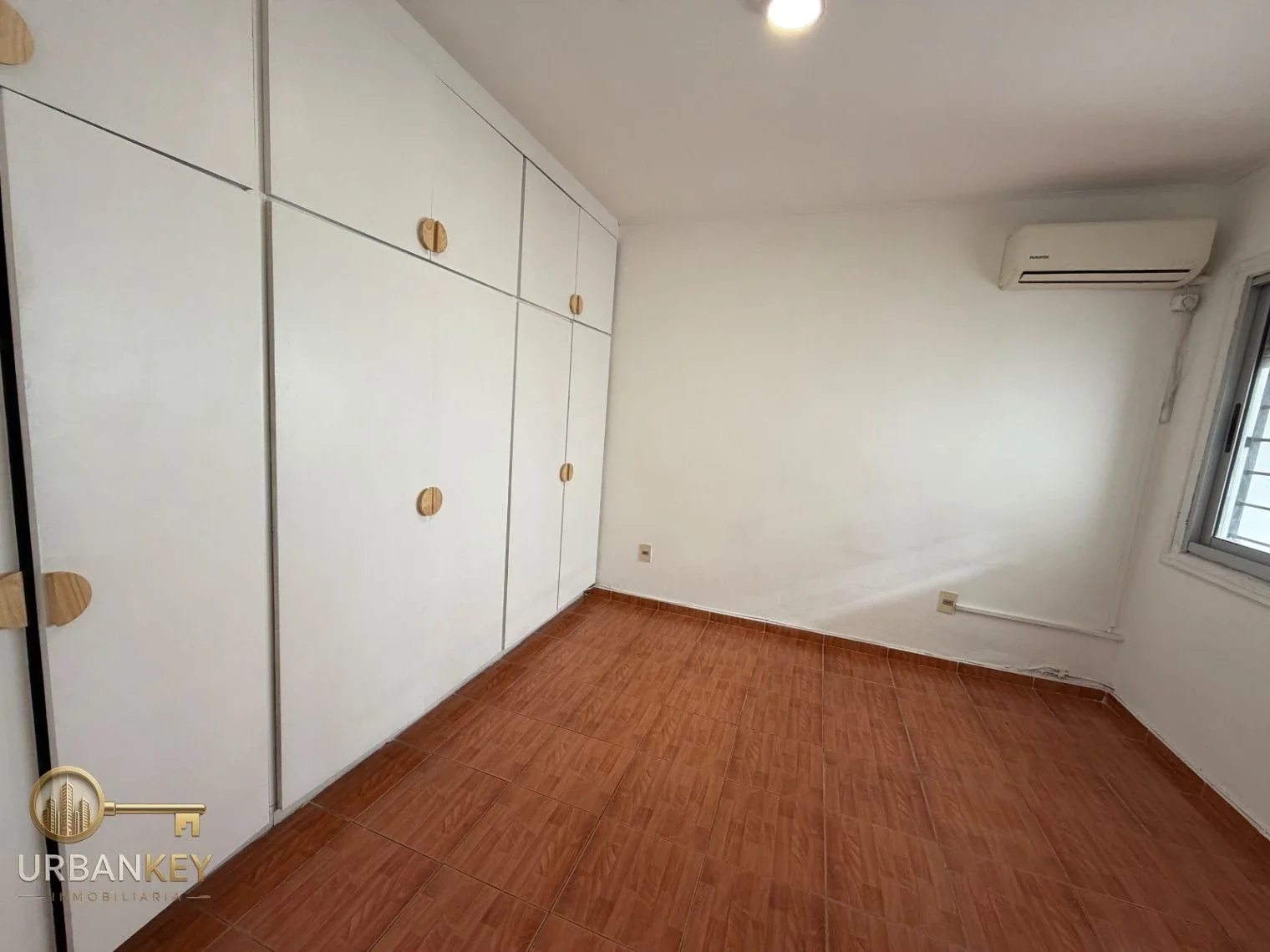 Alquiler apartamento tipo casa 1 dormitorio con patio sin gastos comunes Buceo - Imagen 5