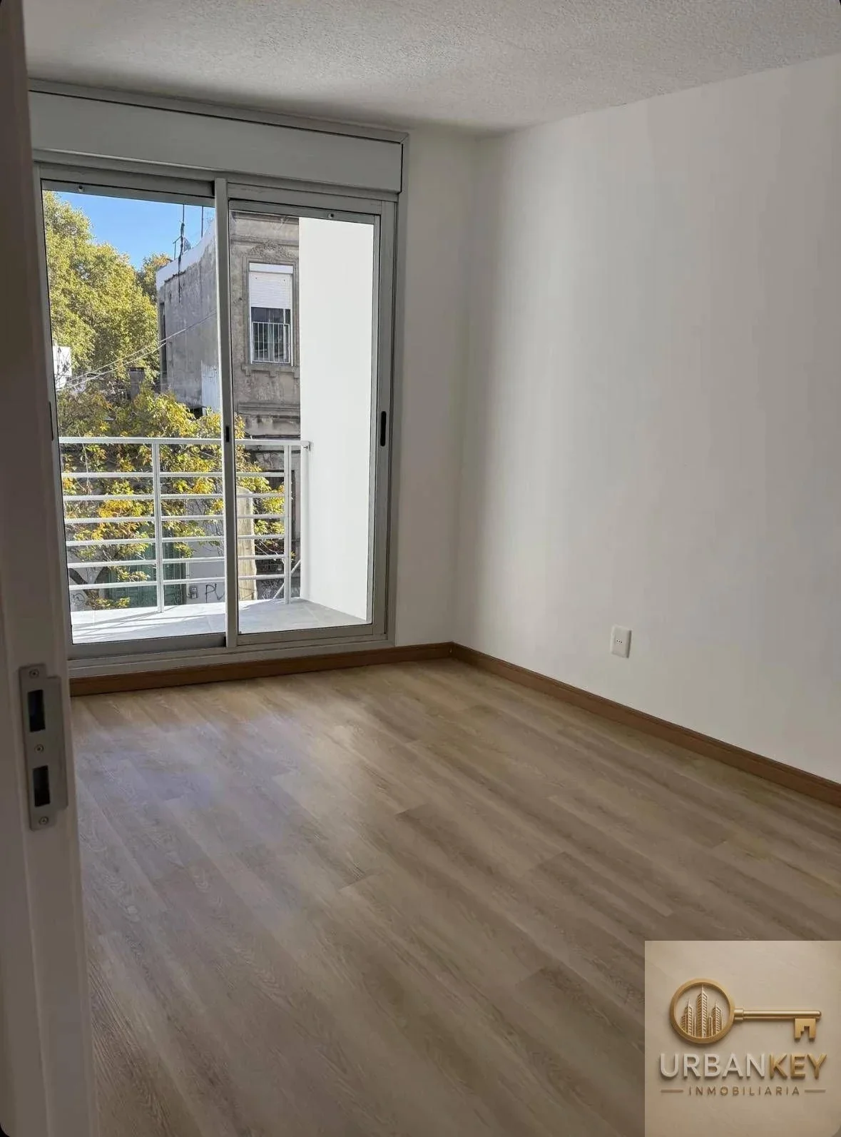 Apartamento en alquiler en Tres Cruces - Imagen 1