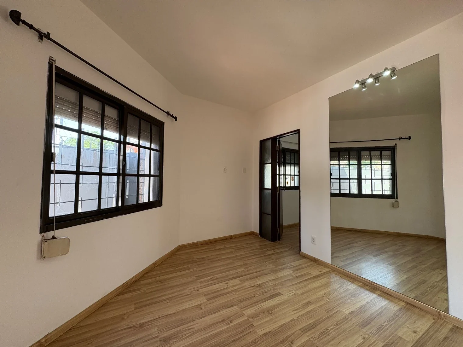 VENTA DE CASA PADRON ÚNICO 3 DORMITORIOS GARAGE PATIO EN BUCEO - Imagen 2