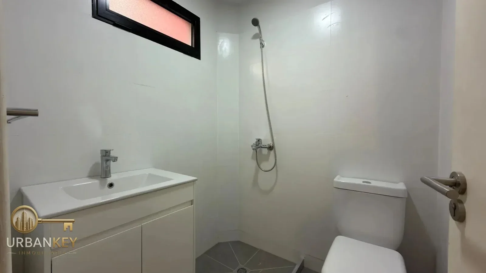Monoambiente en alquiler vivienda u oficina con entrada independiente pocitos - Imagen 5