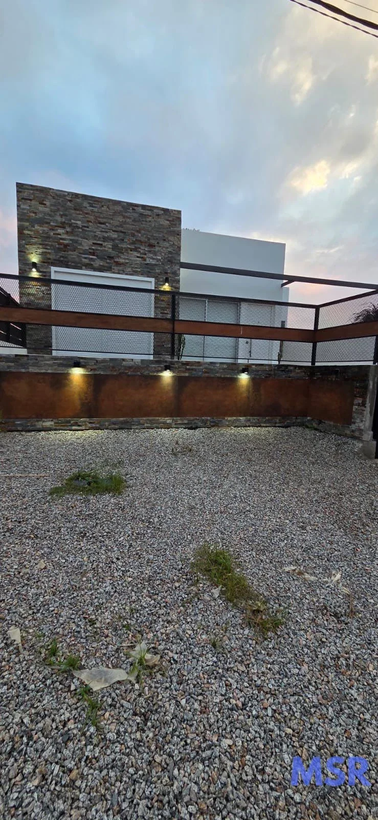 Casa en venta c/ cochera en Otros Barrios - Imagen 1