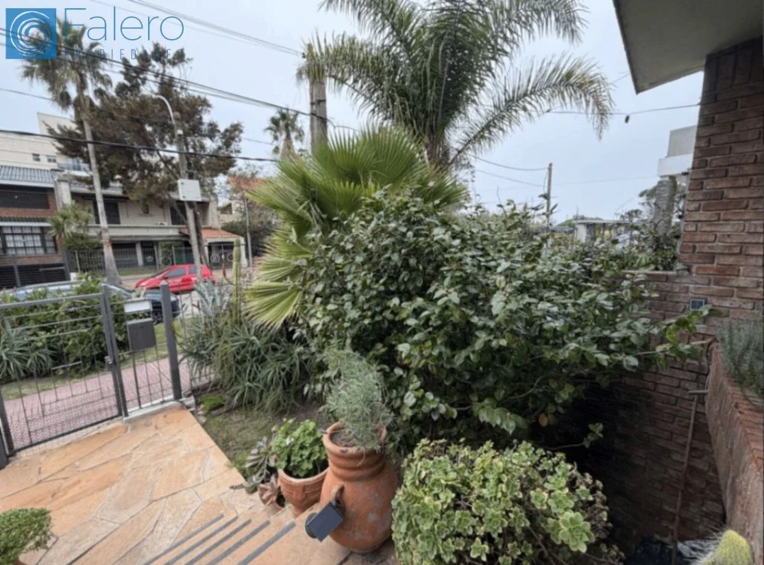 Casa en venta c/ cochera en Punta Gorda - Imagen 1