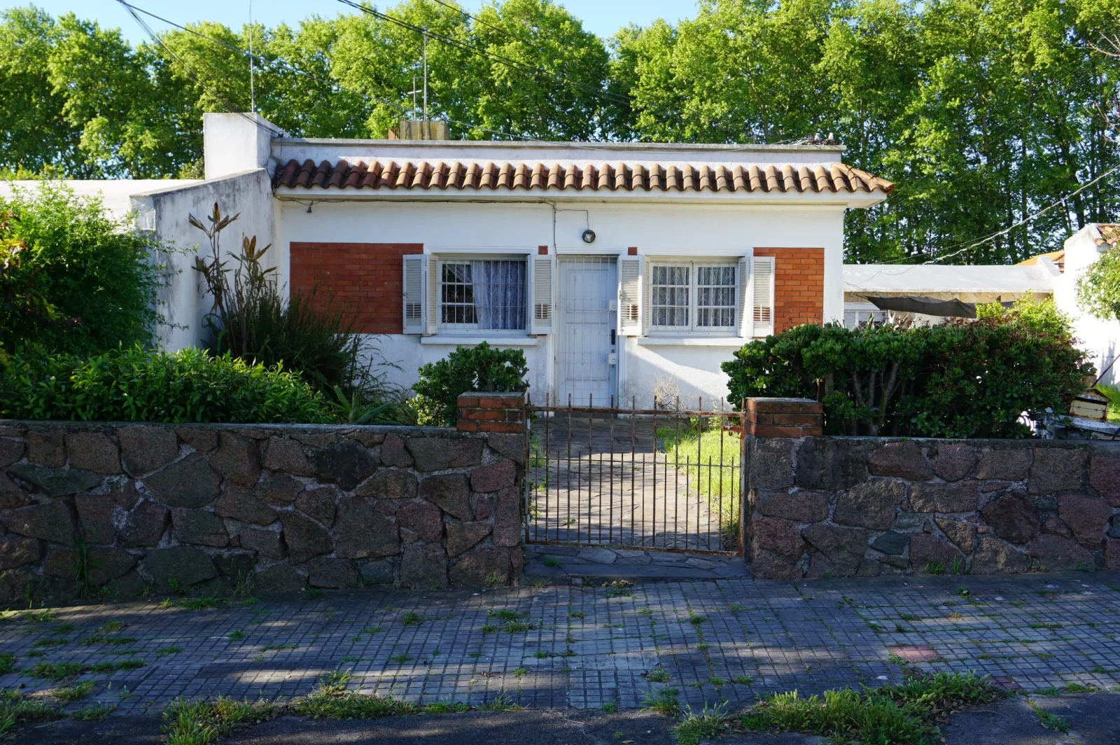 Buena Casa 2 Dormitorios con jardín posibilidad de entrar auto y patio en Colón - Imagen 1