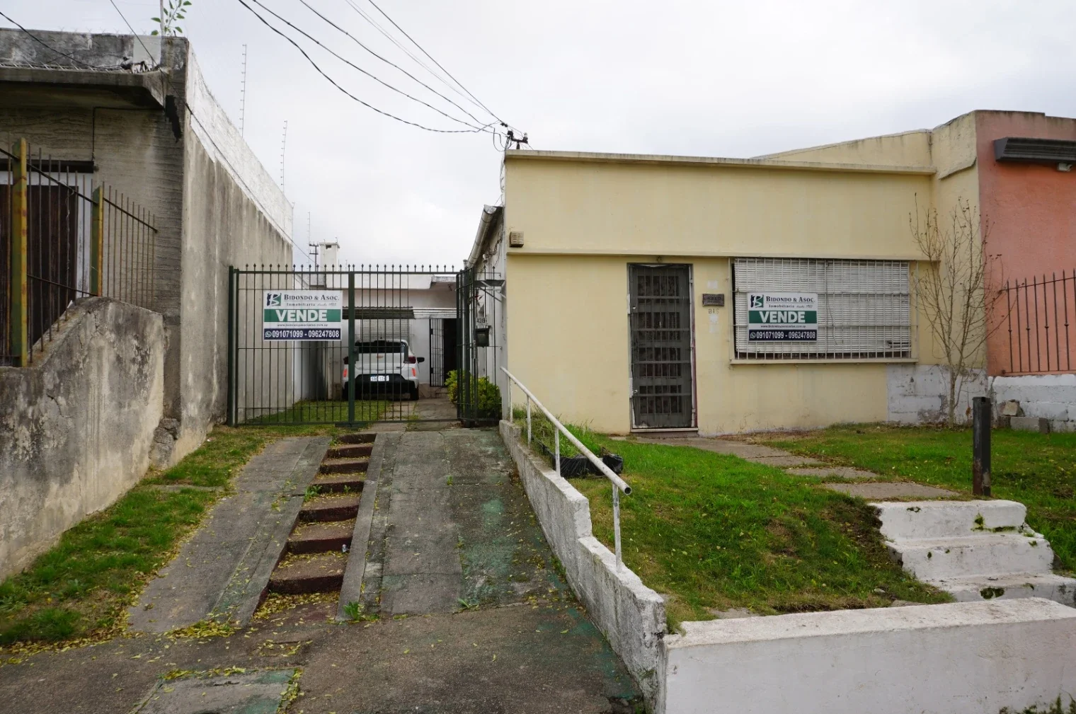 Para Inversor!! 2 casas 2 dormitorios cada una (solar de 455 m2) c/jardín, fondo y entrada para autos en Aires Puros - Imagen 1