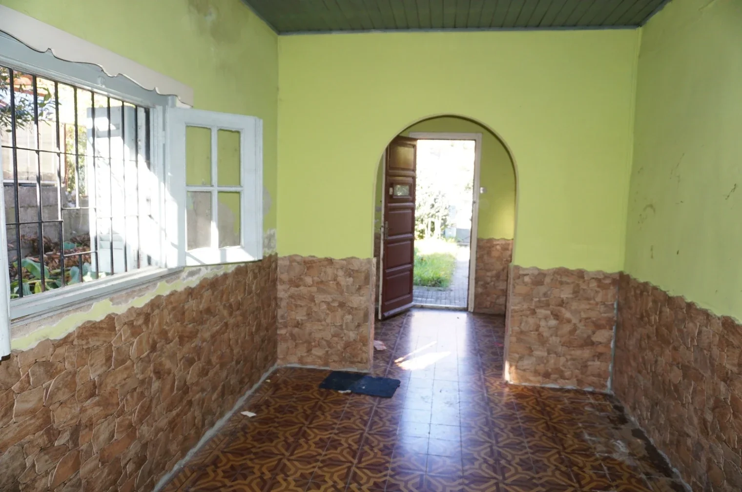 Casa de 3 dormitorios con jardín, fondo y entrada para auto en Sayago - Imagen 2