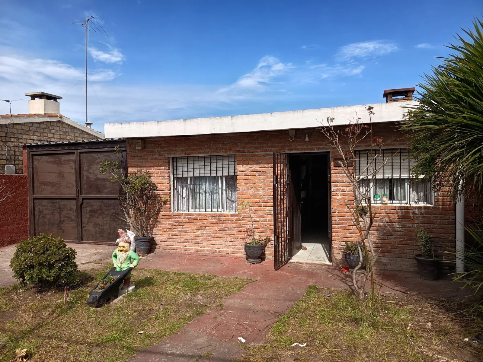 Casa "con renta" 2 dormitorios con garaje ubicada a 300 mts de Shopping Aventura - Imagen 1