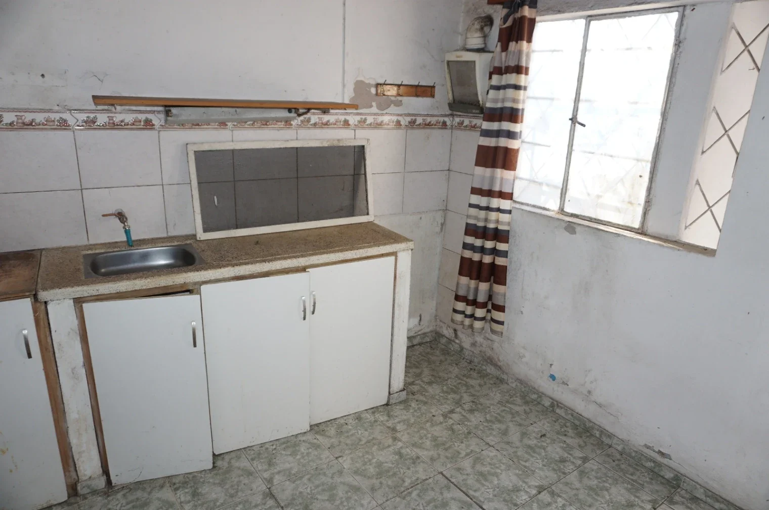 Casa de 3 dormitorios, 2 baños y lugar para guardar auto en El Cerrito de la Victoria - Imagen 4