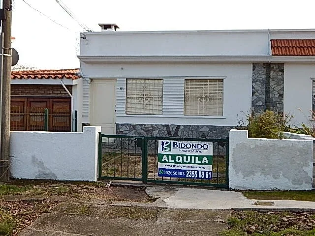 Casa "con renta" de 2 dormitorios, jardín y fondo ubicada en el corazón de Sayago - Imagen 1
