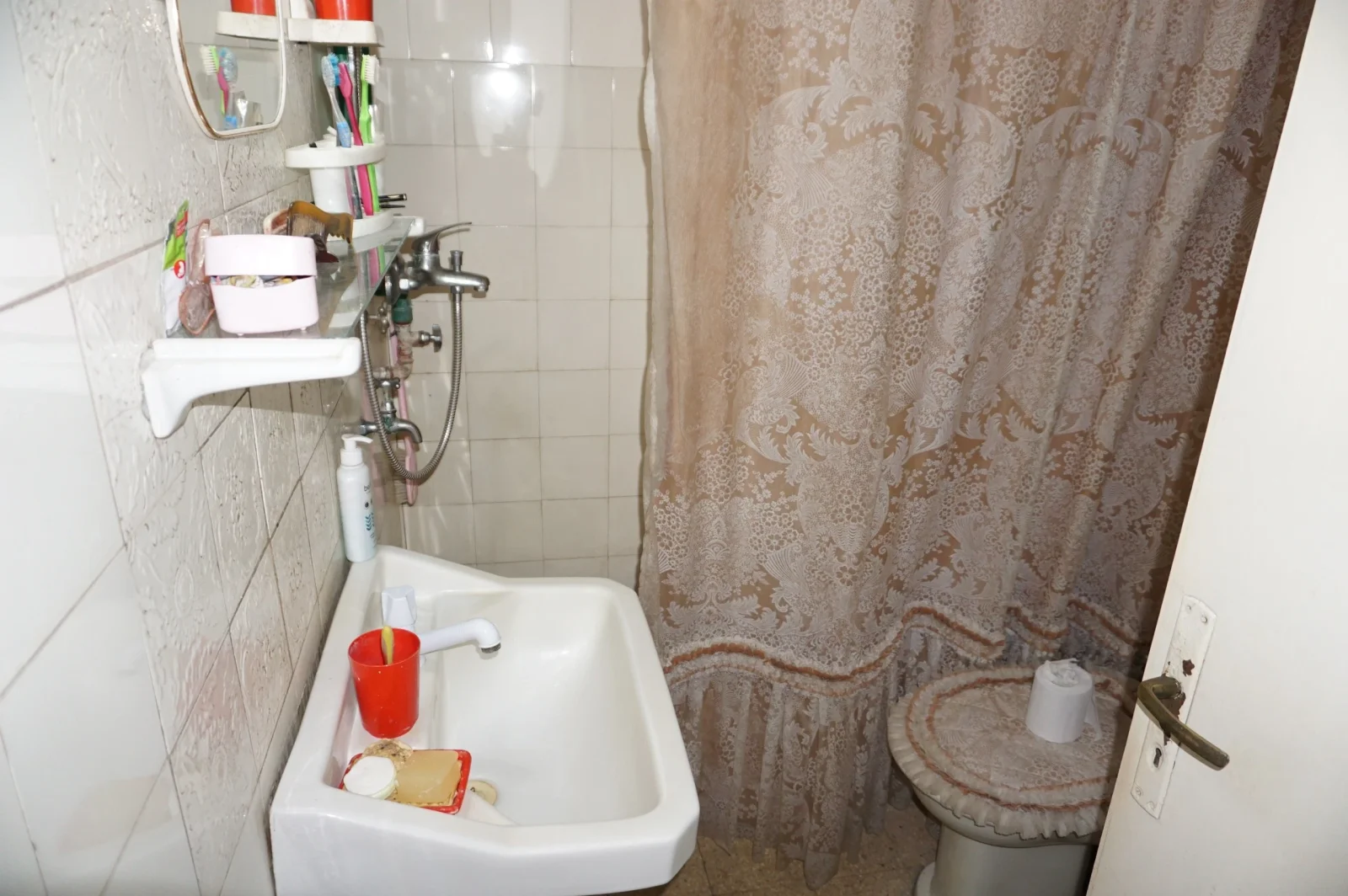 Buena Casa 2 Dormitorios con jardín posibilidad de entrar auto y patio en Colón - Imagen 3
