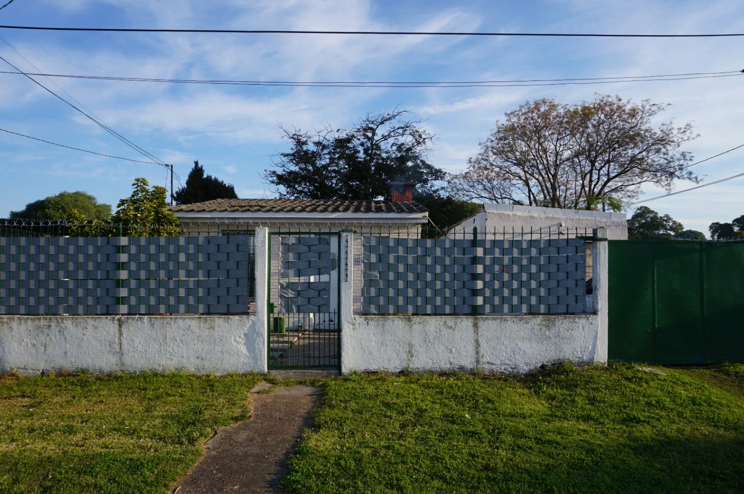 Casa 2 dormitorios con garage, depósito, jardín y fondo en Peñarol ( solar de 462 m2 ), entrada por 2 calles - Imagen 1