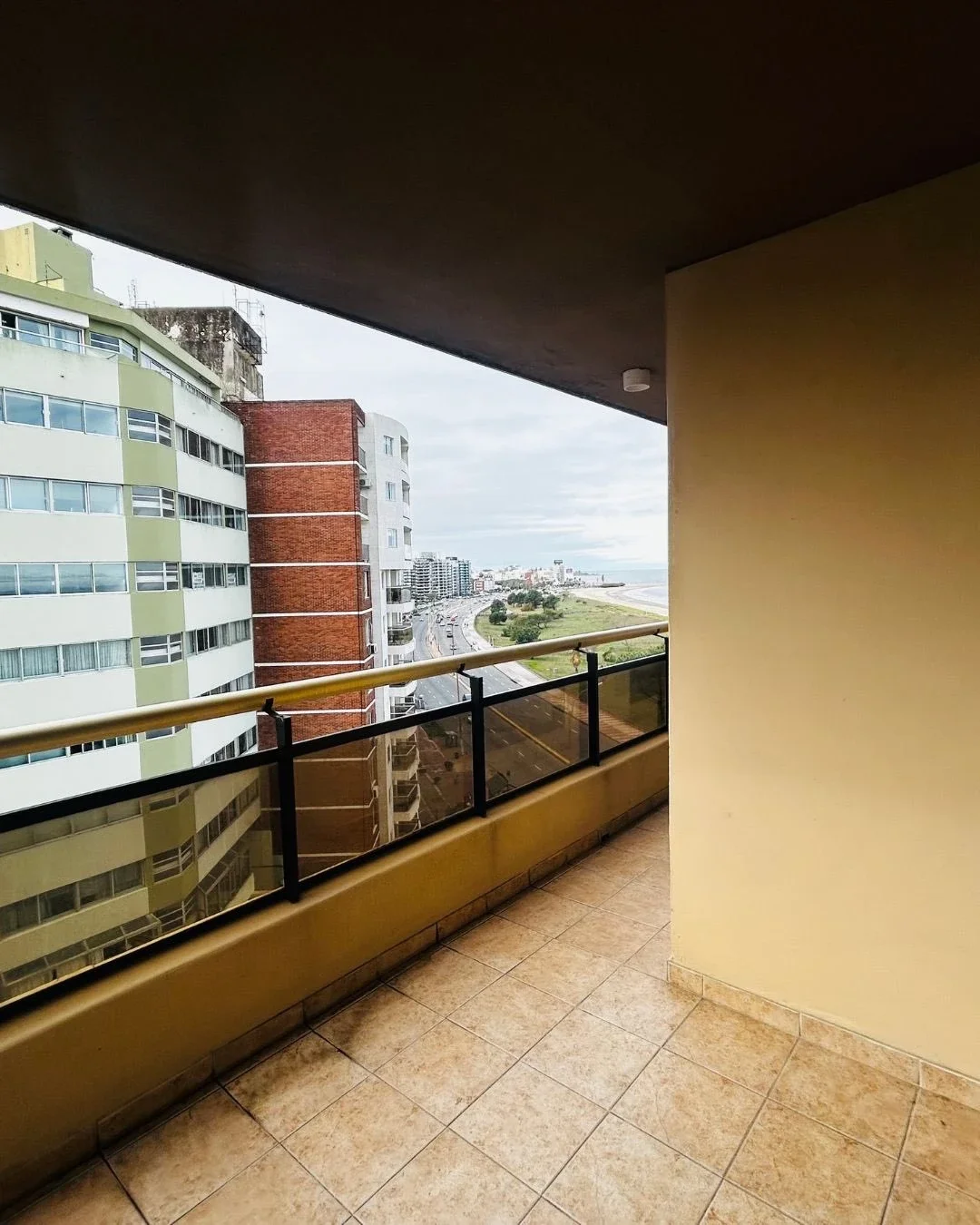 Apartamento en alquiler de 3 dormitorios c/ cochera en Malvin - Imagen 3