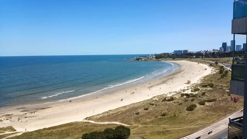 Venta apartamento de 2 dormitorios frente al mar en Malvin - Imagen 1