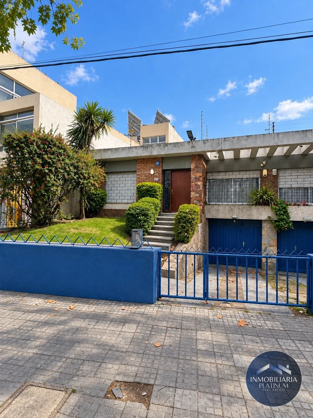 Vendo casa 4 dormitorios con 3 cocheras patio y mas comodidades en La Blanqueda - Imagen 1