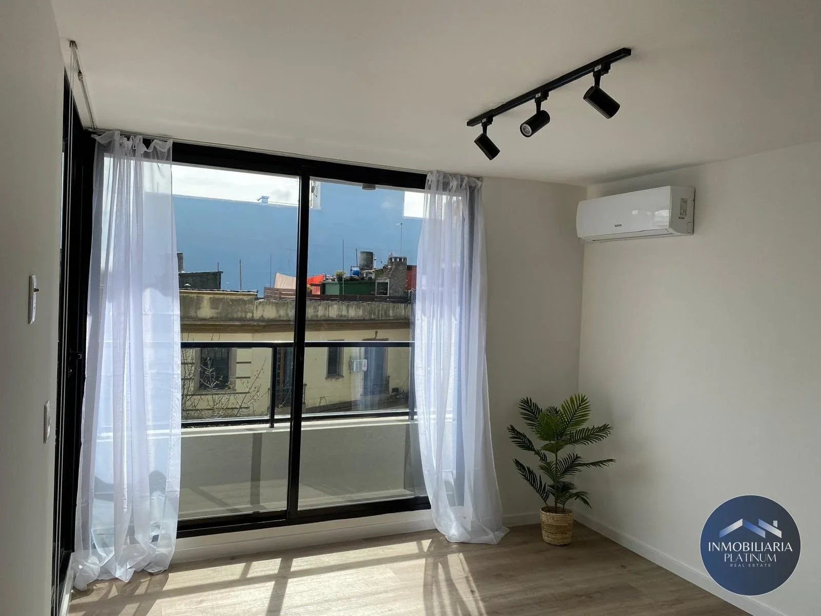 Apartamento en alquiler en Tres Cruces - Imagen 2