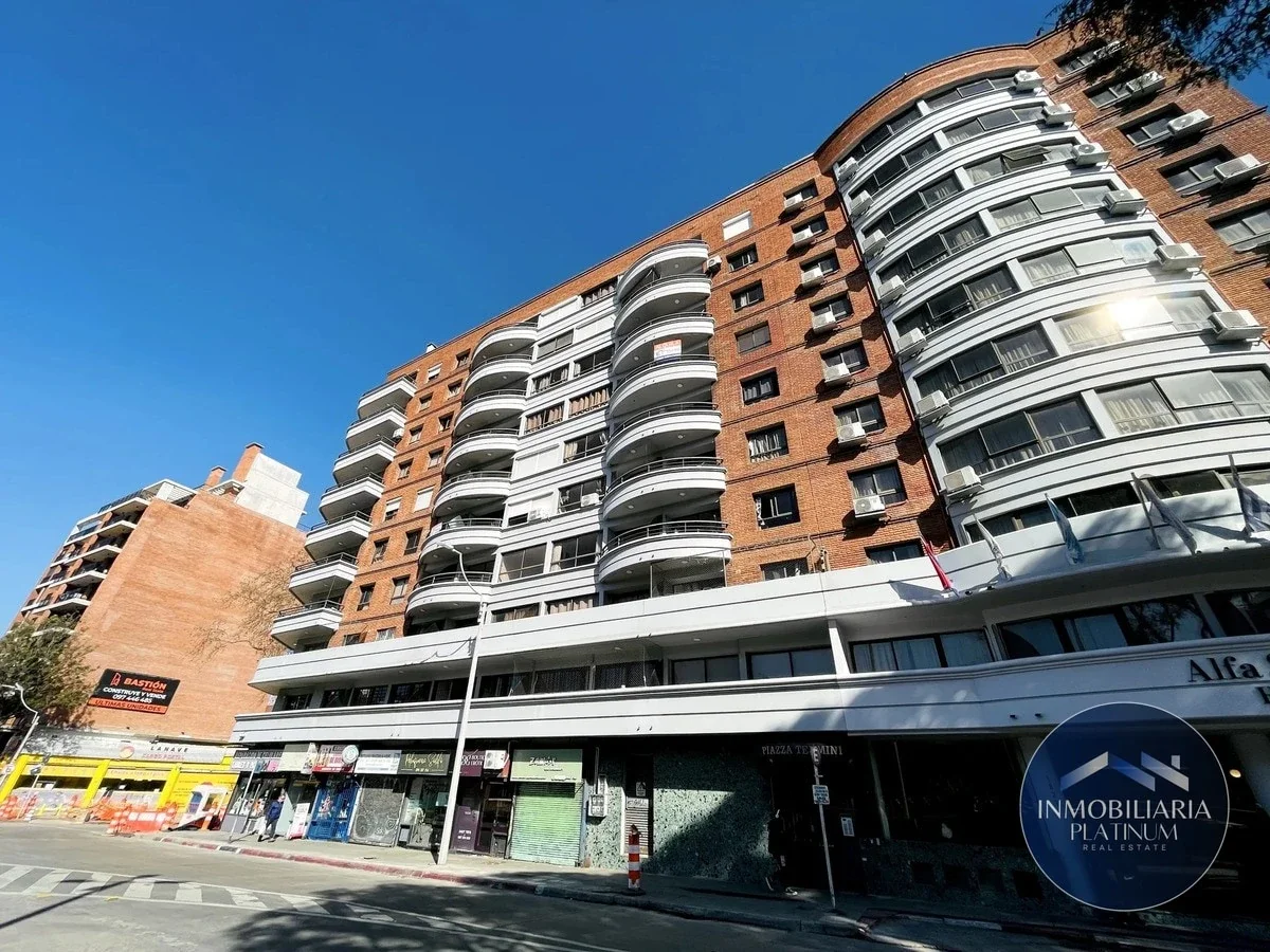 Apartamento en alquiler en Tres Cruces - Imagen 1