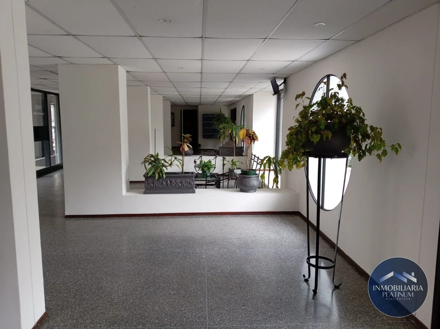 Apartamento dos dormitorios en venta c/ cochera en Av. Libertador - Imagen 2