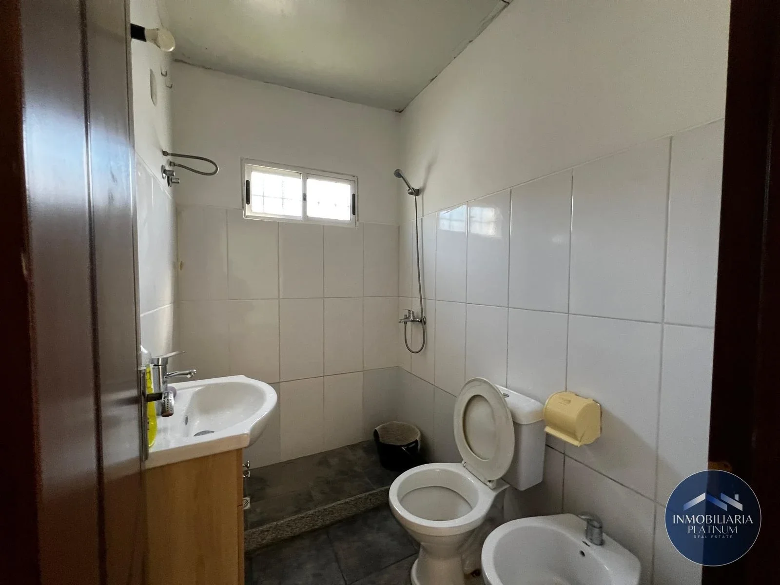 Venta casa 2 dormitorios, garaje y terreno. Colonia Nicolich - Imagen 2