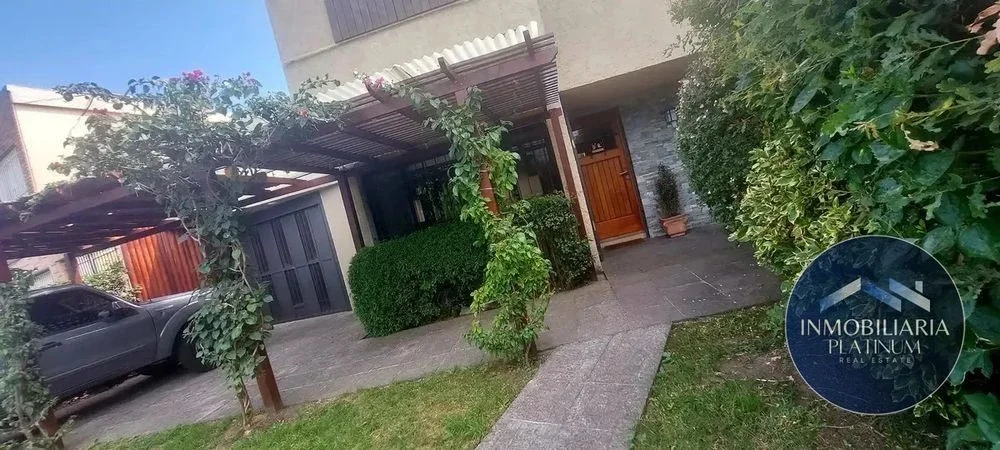 Casa en venta c/ cochera en Carrasco - Imagen 1