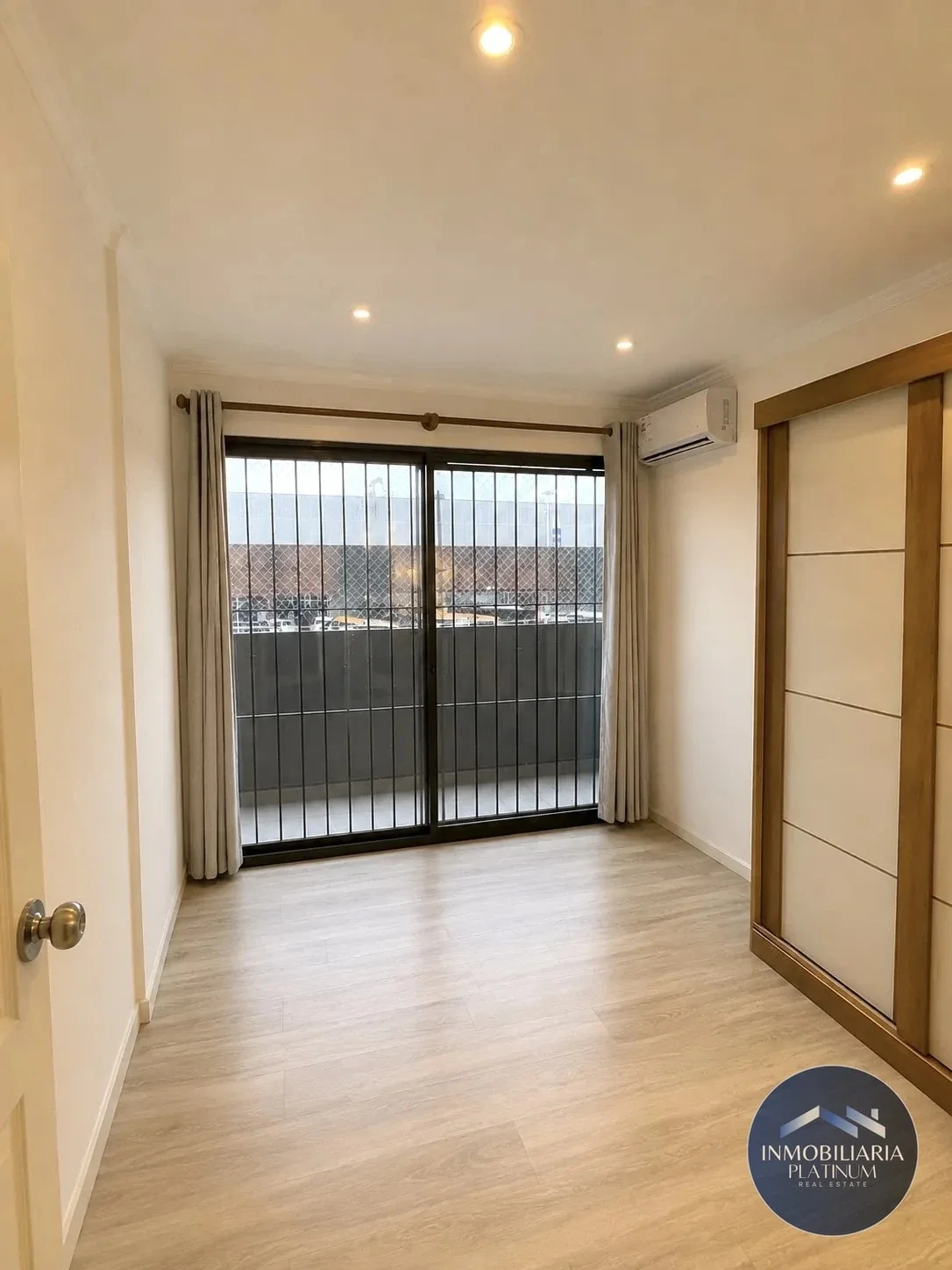 Apartamento en alquiler en Tres Cruces - Imagen 2