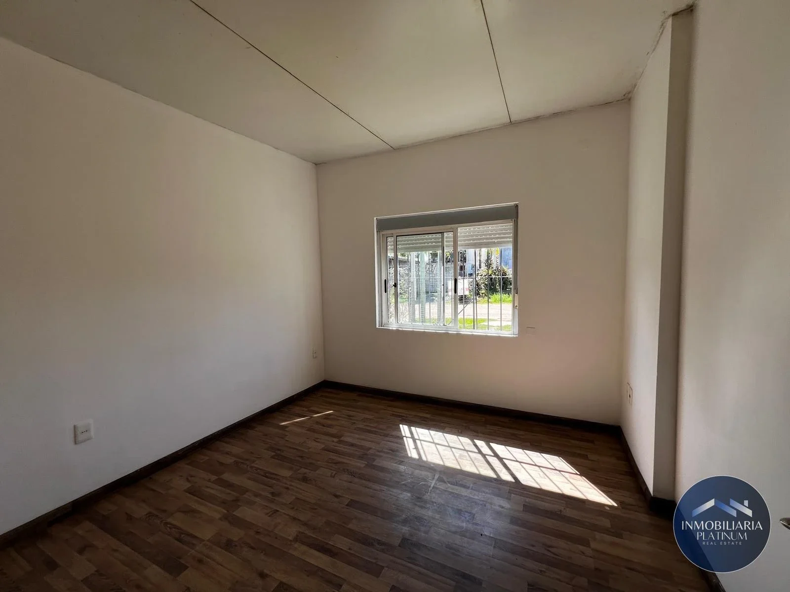Venta casa 2 dormitorios, garaje y terreno. Colonia Nicolich - Imagen 3